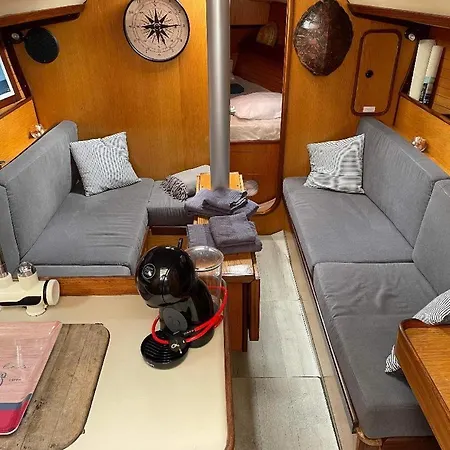 船上ホテル Voilier Eolia *